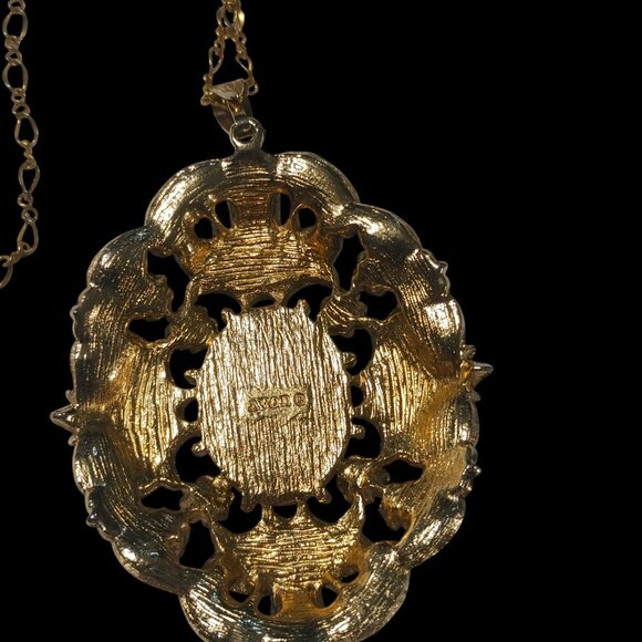 Avon Vintage Gold Tone Pendant Necklace Pink Faux Pearl Accents Oval Design - Picture 3 of 7